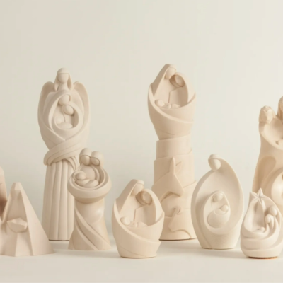 Esculturas abstratas em cerâmica branca representando figuras humanas