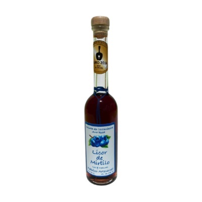Garrafa de licor de mirtilo artesanal com rótulo azul e tampa de cortiça.