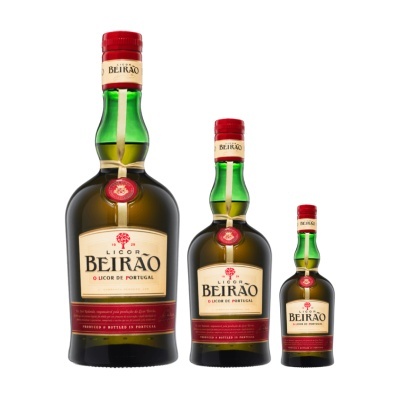 Três garrafas Licor Beirão de tamanhos diferentes, rótulos creme e vermelho