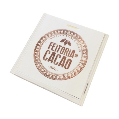 Caixa branca de madeira com logo e texto Feitoria do Cacao em castanho