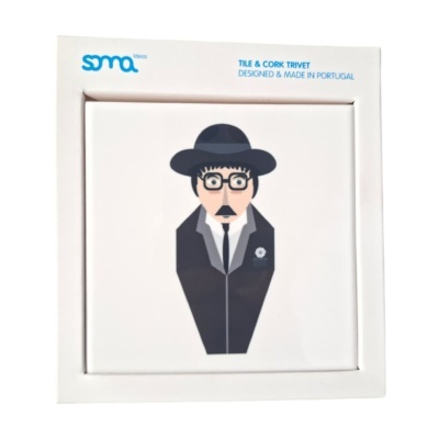 Produto quadrado branco com figura de homem estilizado vestido de preto e texto azul em moldura branca