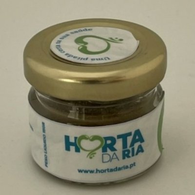 Frasco pequeno de vidro com etiqueta HORTA DA RIA e tampa dourada