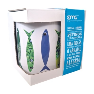 Caneca branca com desenhos coloridos de peixes na embalagem com etiqueta azul com texto em português