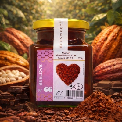 Frasco de néctar aromatizado com cacau em pó com rótulo roxo e branco, rodeado por cacau e chocolate