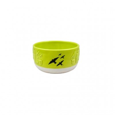 Taça verde com base branca e decoração de pássaros e padrões em relevo