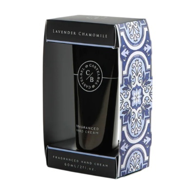 Frasco preto de creme de mãos com embalagem decorativa azul e branca