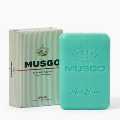 Sabonete azul turquesa com embalagem bege listrada da marca MUSGO Ach Brito