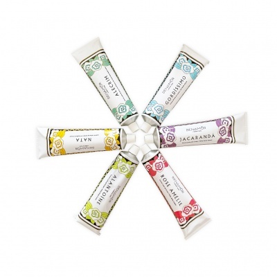 Seis tubos de creme em círculo com etiquetas coloridas e nomes visíveis