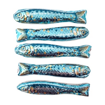 Cinco embalagens em formato de peixe azul metálico com detalhes dourados