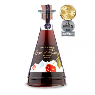 Garrafa de licor de cereja com rolha de cortiça e rótulo com imagem de cereja e texto