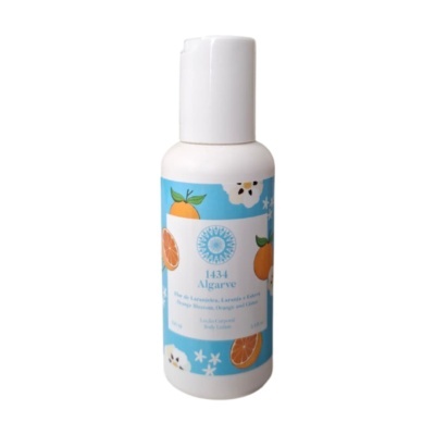 Frasco branco de loção corporal com tampa branca e rótulo azul com ilustrações de laranjas e flores