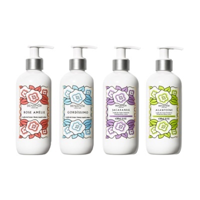 Frascos de loção corporal BENAMÔR com rótulos florais coloridos