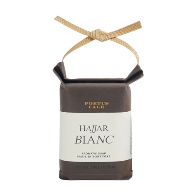 Sabonete aromático embrulhado em papel castanho e branco com cordão bege