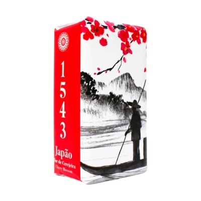 Pacote vermelho e branco com ilustração de paisagem japonesa e texto 1543 Japão Flor de Cerejeira