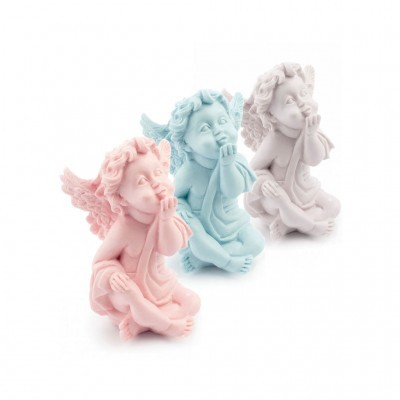 Três estatuetas de anjos pastel, rosa, azul e cinza, sentados, fundo branco