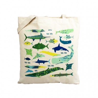 Saco de pano branco com ilustrações coloridas de peixes.