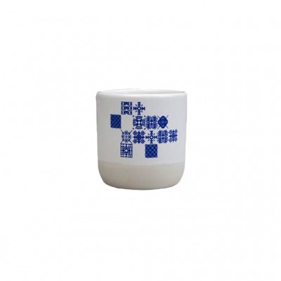 Vaso de cerâmica branco com padrão azul geométrico