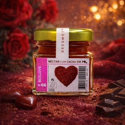 Frasco de néctar com cacau em pó com rótulo e decoração de coração vermelho, rosas e chocolates ao redor