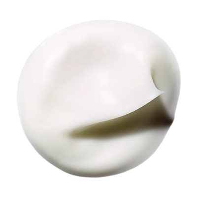 Creme branco denso em colher de metal sobre fundo branco