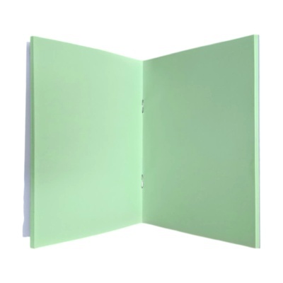 Caderno aberto com páginas verde claro