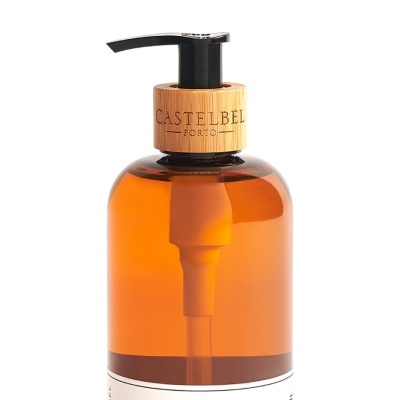 frasco dispensador âmbar com válvula preta e tampa em madeira gravada