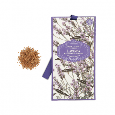Saco perfumado Castesbel Lavanda com padrão floral lilás e fita roxa e grânulos perfumados ao lado.