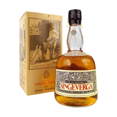 Garrafa de licor Singeverga com embalagem amarela e rótulo detalhado