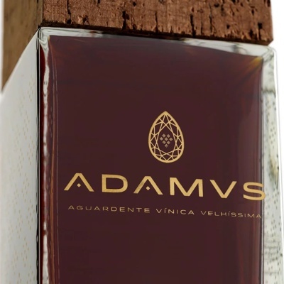 Garrafa de aguardente ADAMVS com tampa de cortiça e etiqueta dourada