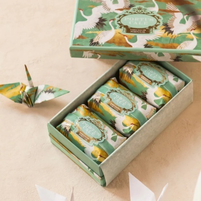 Caixa com sabonetes PORTUS CALE embalados em papel decorado com aves