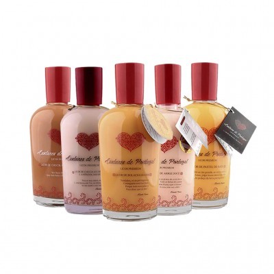 Frascos de licor coloridos com tampas vermelhas e etiquetas Pentagono