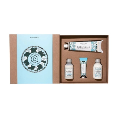 Conjunto Benamôr Gordíssimo com creme e produtos de cuidados pessoais em embalagem azul claro e castanha.