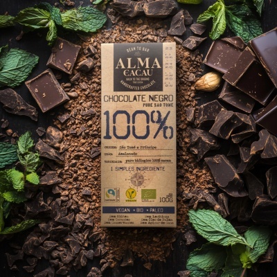 Barra de chocolate negro Alma Cacau 100% com folhas de menta e pedaços de chocolate