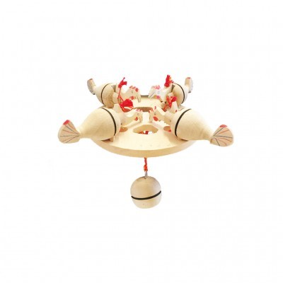 Móbile de madeira com quatro galinhas decorativas e bola pendurada.