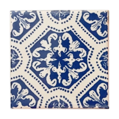 Azulejo cerâmico azul e branco com padrão geométrico e floral