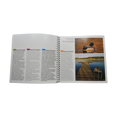 Livro aberto com texto e fotografias sobre a Pateira de Fermentelos