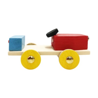 Carro de brinquedo de madeira colorido com rodas amarelas
