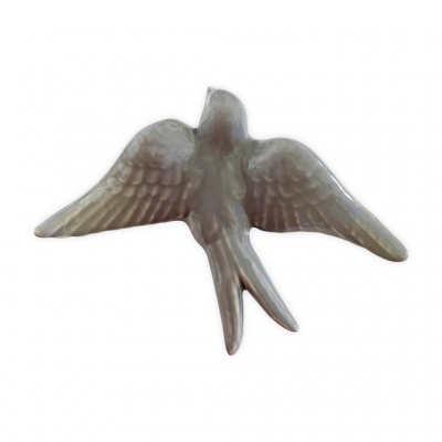 Figura decorativa de pássaro em cerâmica com asas abertas