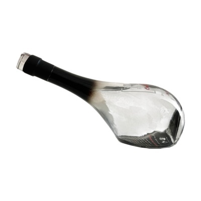 Garrafa de vidro transparente com pescoço preto deitada