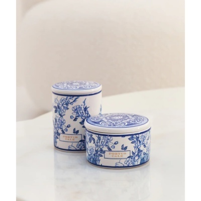 Duas caixas de cerâmica branca com padrão floral azul e texto PORTUS CALE em etiquetas douradas.