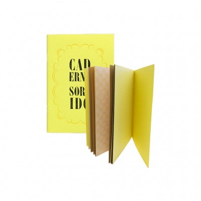 Caderno amarelo com capa dura e texto preto