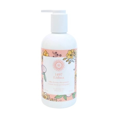 Frasco branco com doseador e rótulo floral de loção corporal 1497 Lisboa