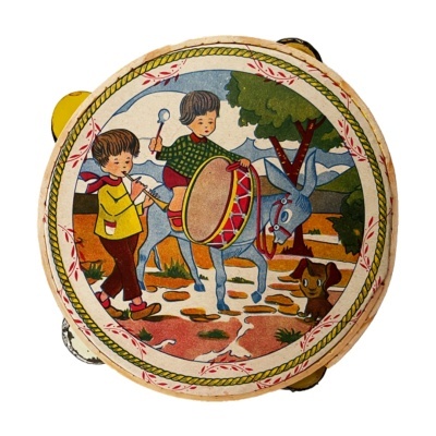 Pandeireta redonda de madeira com desenho infantil colorido e borda decorativa.