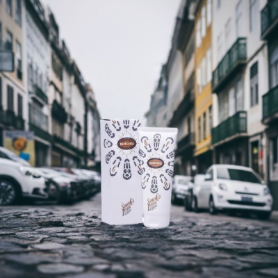 Gel de barbear e embalagem sobre calçada portuguesa em rua urbana