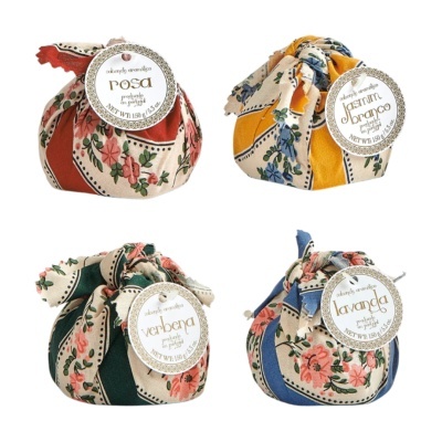 Quatro pacotes de sabão aromático com tecido colorido e etiquetas redondas