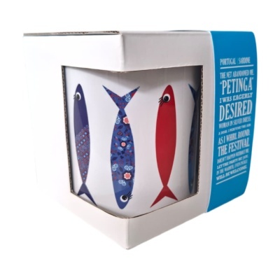 Caneca branca com peixes coloridos em embalagem branca com rótulo azul