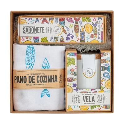 Conjunto de presente com sabonete, pano de cozinha e vela perfumada com temática de sardinhas e limão
