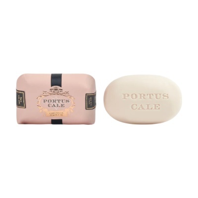 Sabonete branco oval PORTUS CALE com embalagem rosa clara e preta