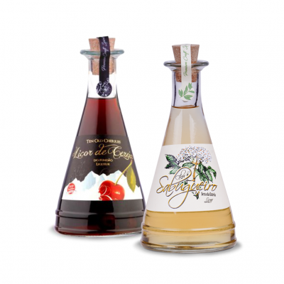 Duas garrafas de licor com rótulos 