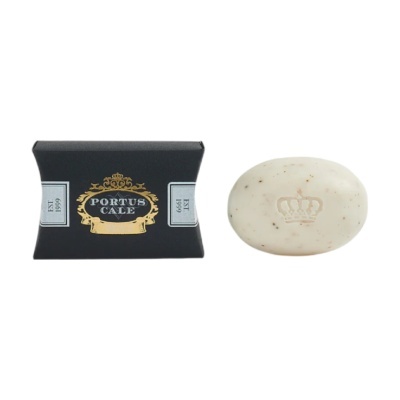 Sabonete oval bege com caixa preta ao lado