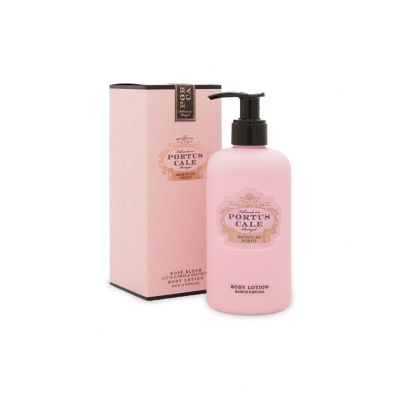 Loção corporal Portus Cale Rose Blush em embalagem rosa com tampa preta de pump e caixa rosa ao lado